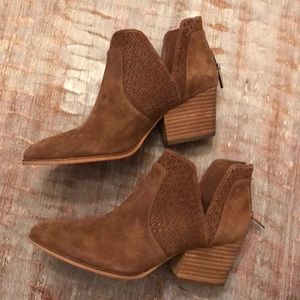 Vince Camuto size 8 booties